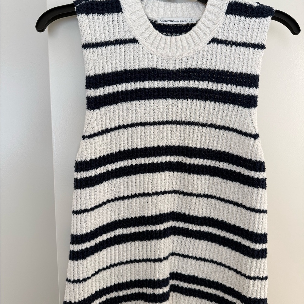 Abercrombie & Fitch Women’s Navy & White Striped Knit Sleeveless Sweater